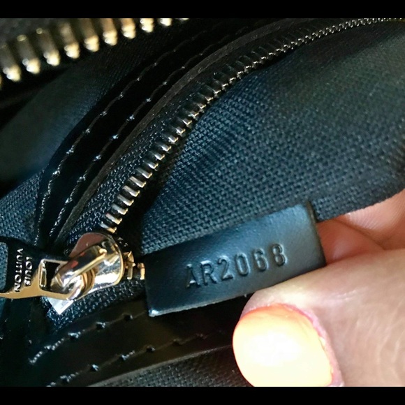 (SOLD) Auth Louis Vuitton Men’s Leoh Messenger Bag - Picture 4 of 8